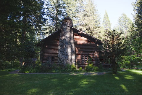LOLOMA LODGE - Historic 1932 Log Cabin Hotel Lodge