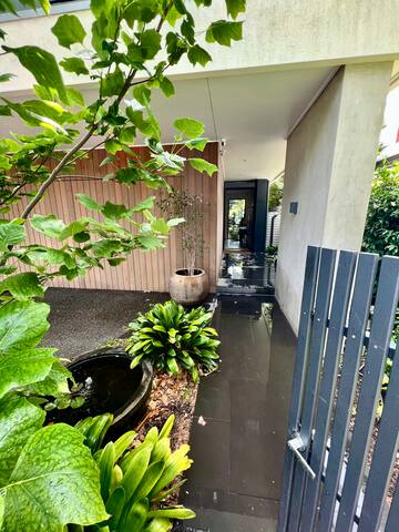 Large Elwood Modern three level home gallery image 3