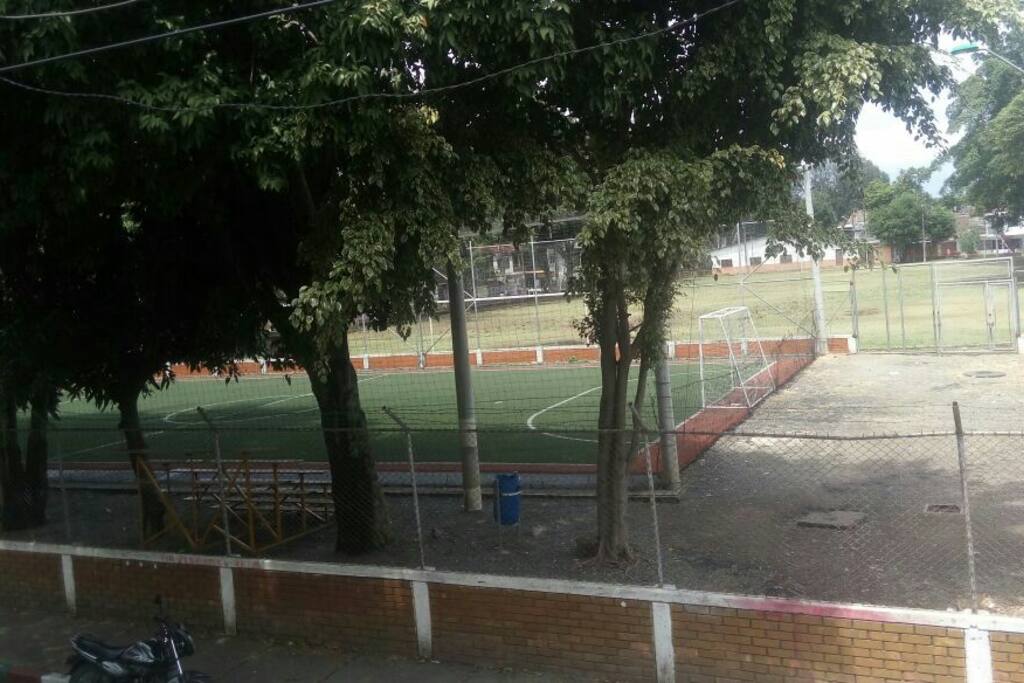 cancha deportiva con zonas verdes y agradable vista desde la habitacion