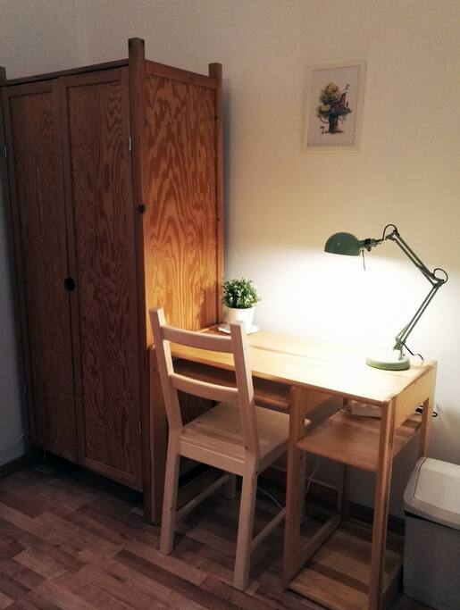 Zawsze można popracować przy biurku. You can always work at the desk.