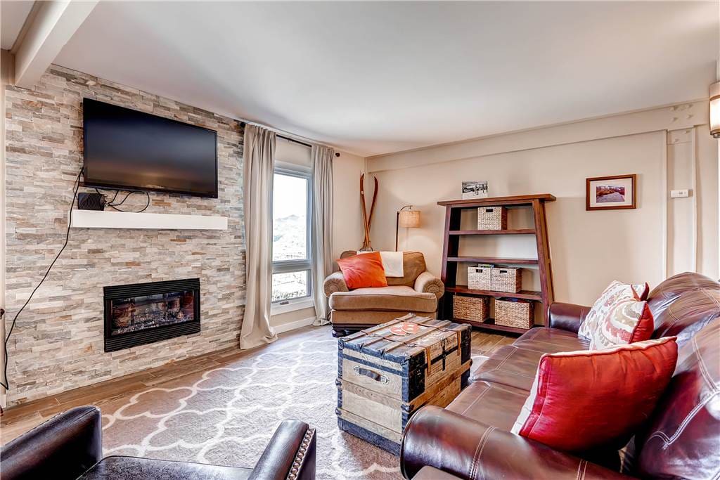 Hearth,Bookcase,Furniture,Shelf,Couch