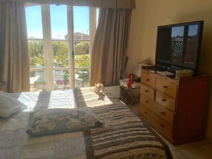 Მთავარი საძინებელი - 193 × 203 სმ ზომის საწოლი