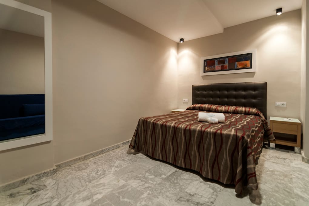 Dormitorio; cama doble