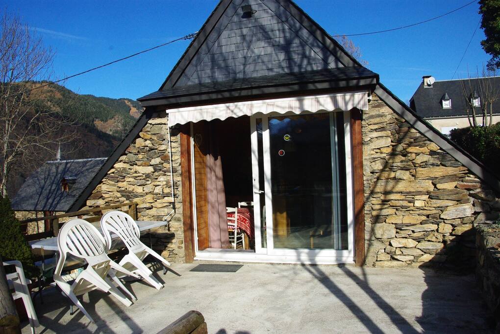 entrée du gite et terrasse orientée sud vue sur la montagne