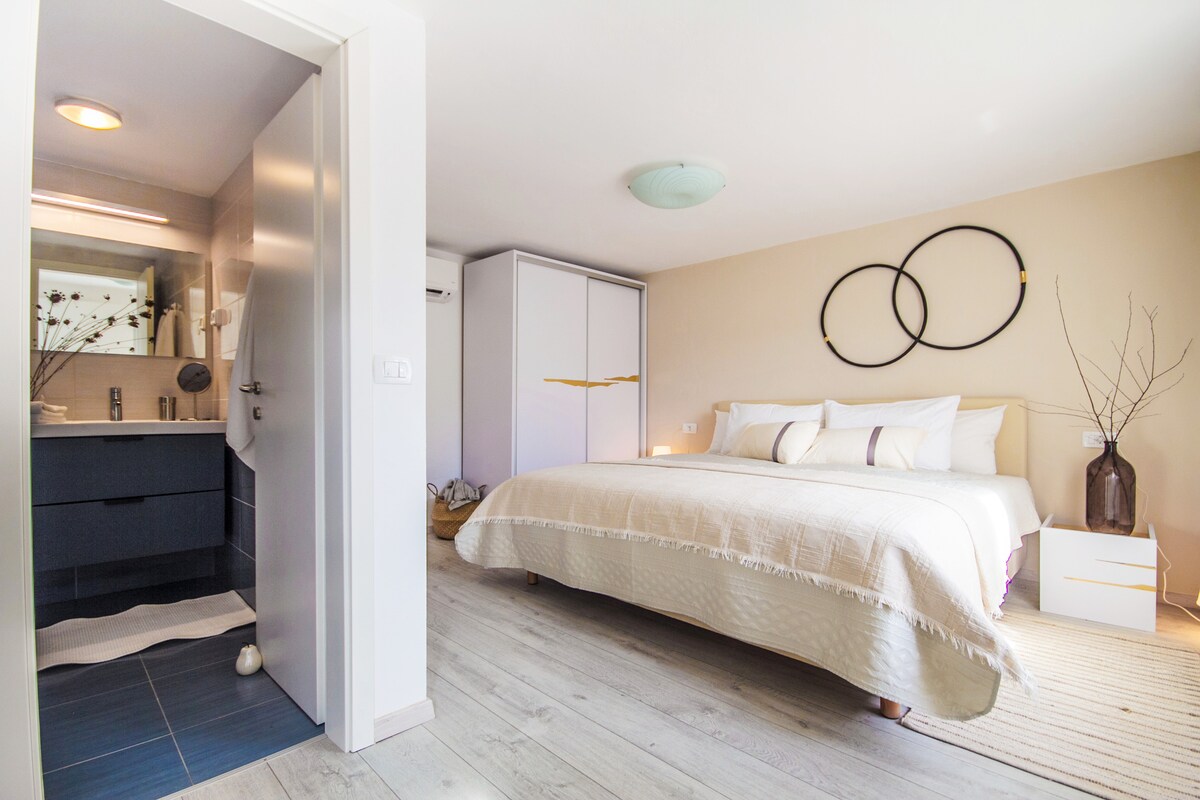 حمام  داخلي بسرير بحجم كينغ (200 سم × 200 سم)