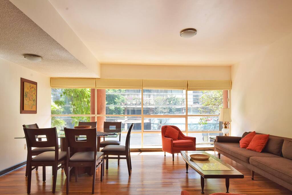 Estancia y comedor, con buena iluminación