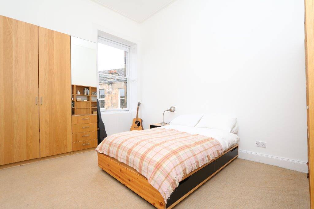 Bright double bedroom (has a blackout blind).