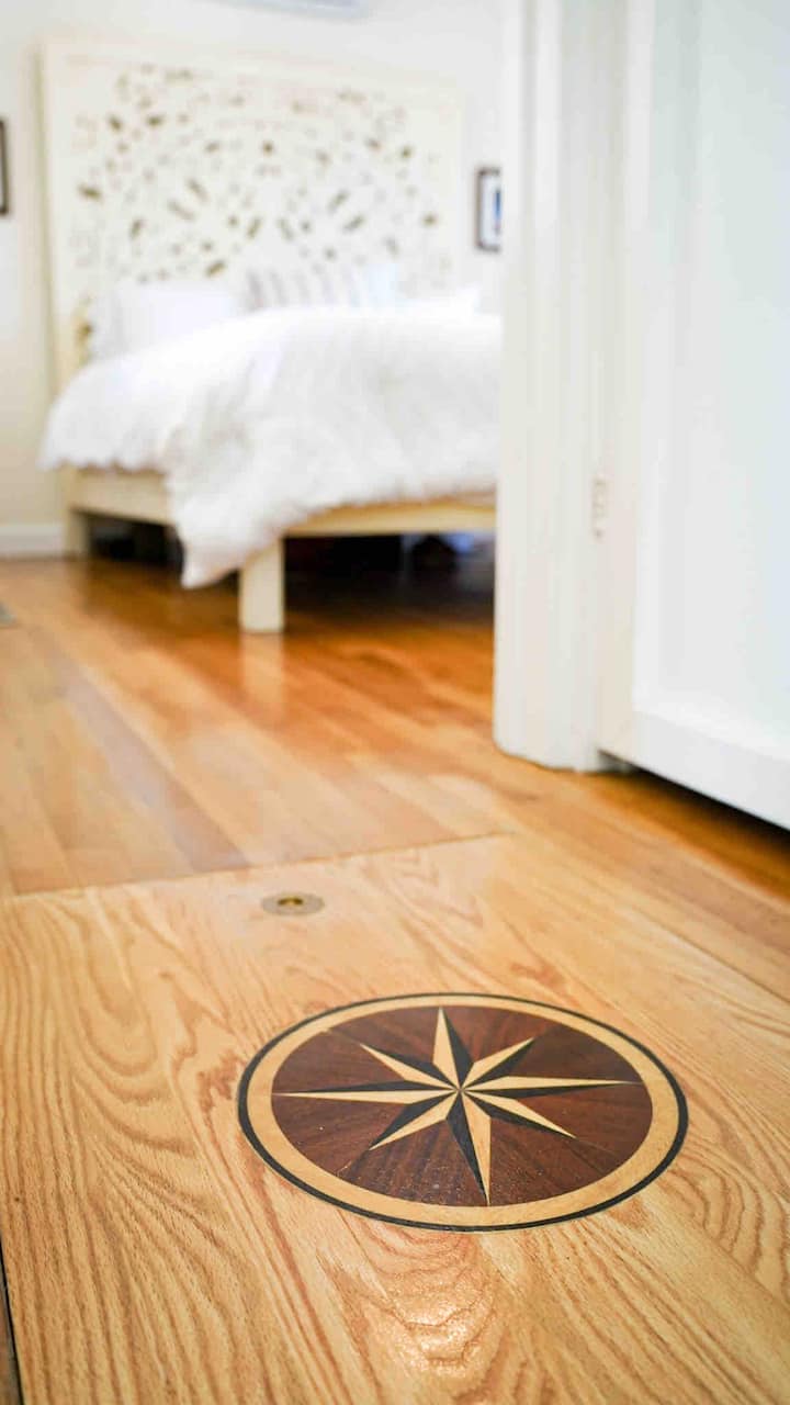 Компасот е вклучен во случај да треба да се ориентирате додека се впуштате во авантура во Санта Барбара.