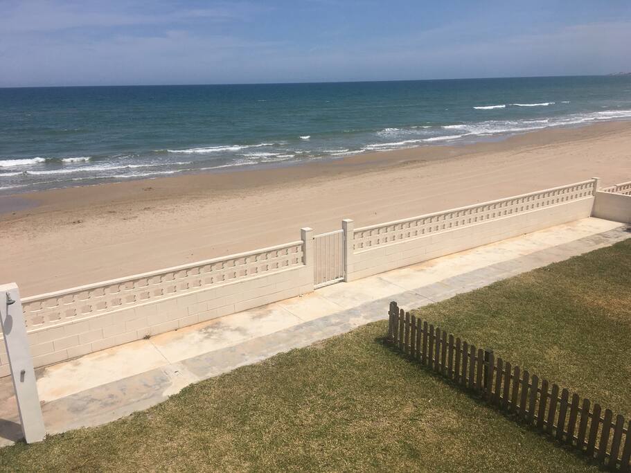 La playa de Les Deveses es una auténtica joya natural, una playa que por momentos parece digna de los paisajes vírgenes del Caribe. Es el tramo costero de la ciudad con más dunas. La más larga de Denia con 5 Km y una ocupación baja.