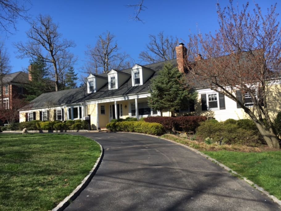 Front view of home with circular drive