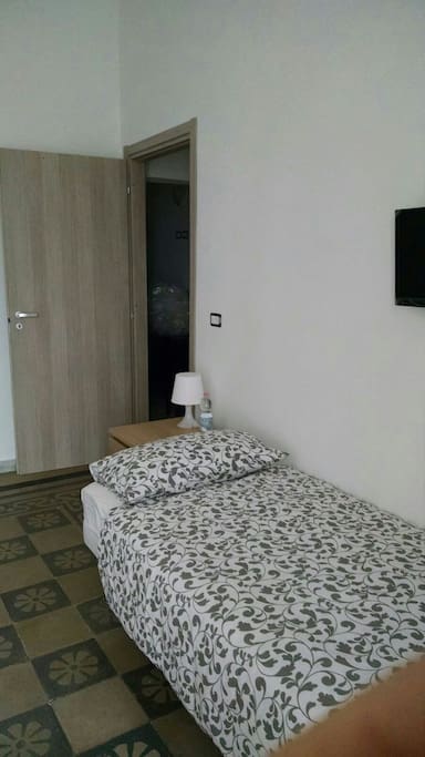 Stanza su Corso Italia con disposizione tripla su richiesta - triple room on request