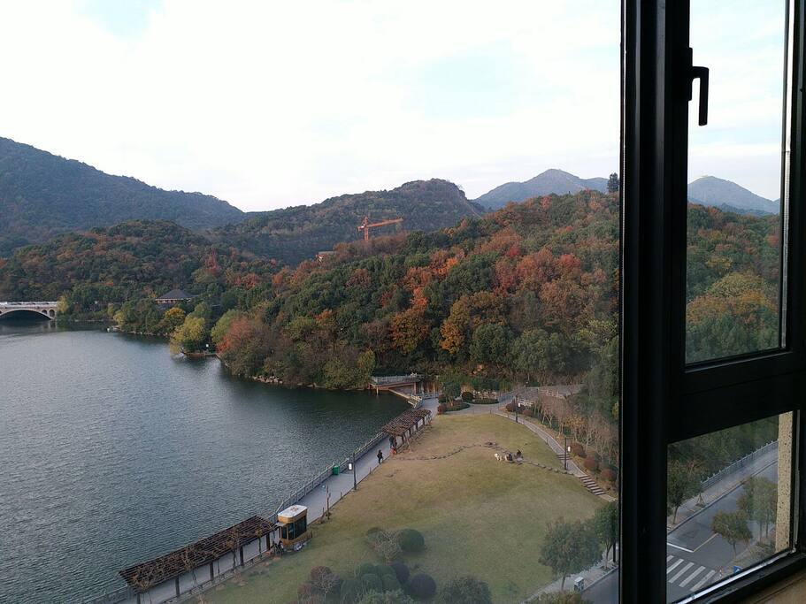 公寓窗外湖光山色
