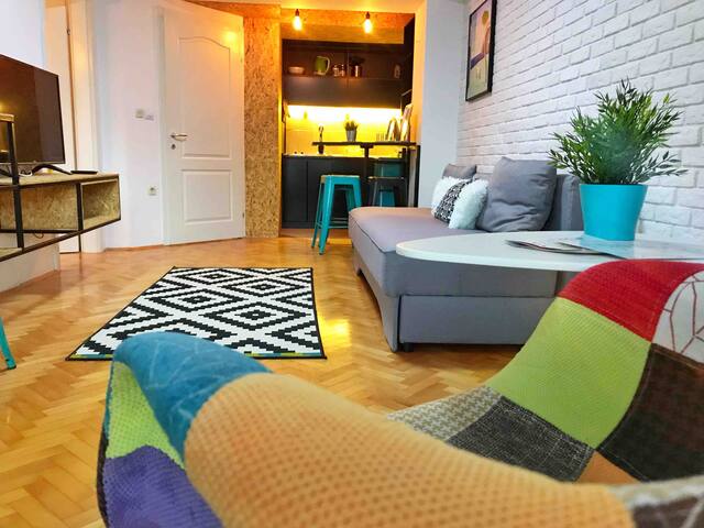 Super central ⭐ 1 min to lake & old city ⭐ parking