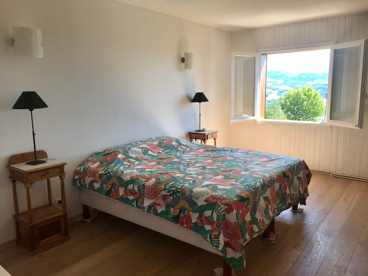 سرير غرفة نوم بحجم كبير. خزانات كبيرة ورفوف تخزين.