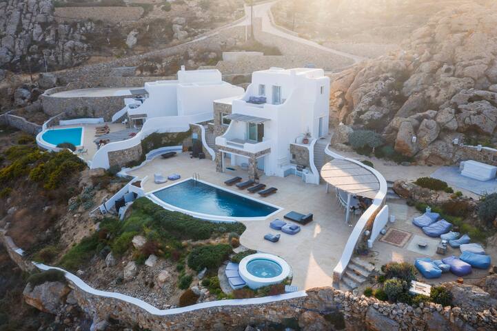 Stunning Villa, INSANE Views, disco, Hotub, Cinema gallery image 4