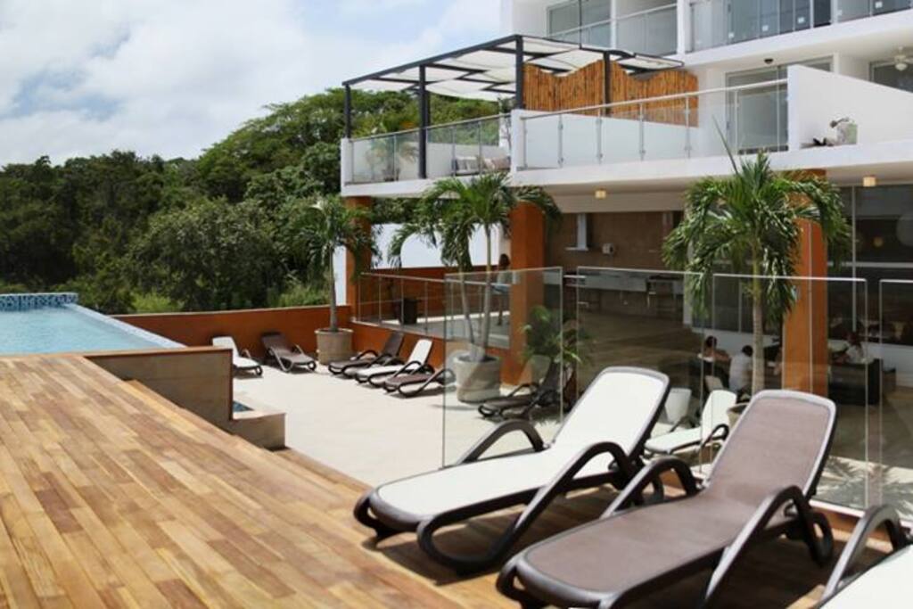 Área social con piscina y área de asolearse