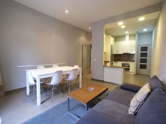 Apart. Familiar en Bcn Centro para 10 personas. gallery image 3