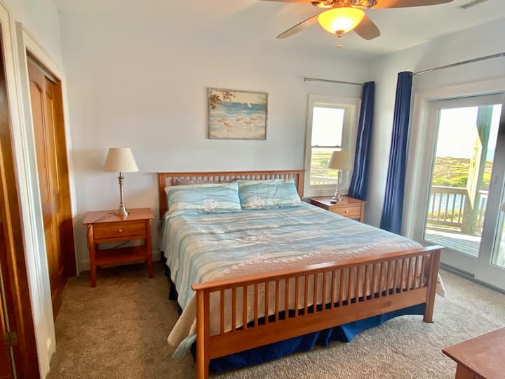 2nd floor bedroom level.  King master with en suite - handicap accessible. Sandpiper room.