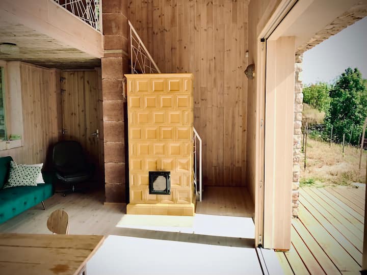 : : Les jours plus frais, un poêle à carreaux chauffera  l'intérieur