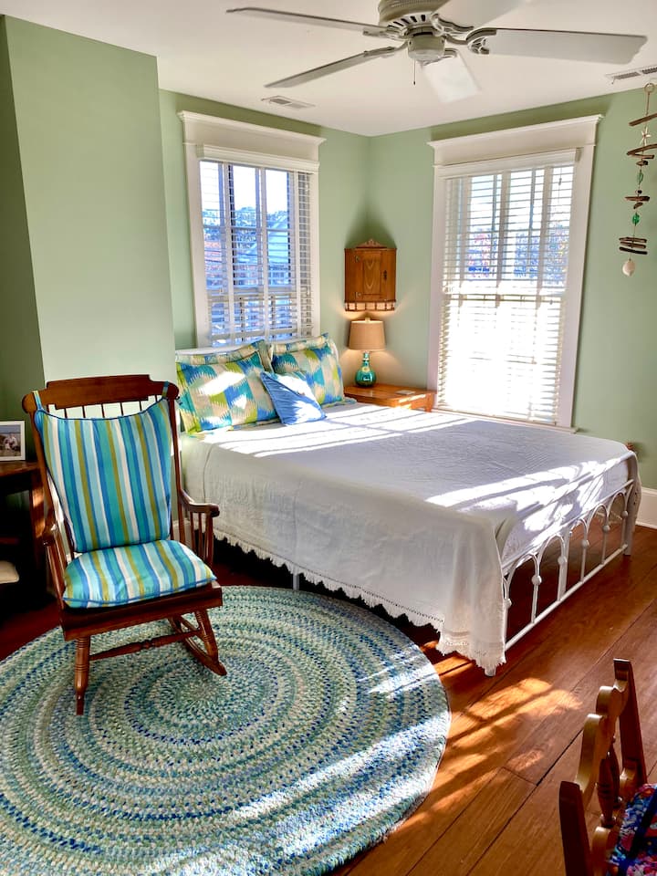 Bračni krevet (160x200). U ovoj sobi nalaze se i kreveti na kat (nije na slici). 