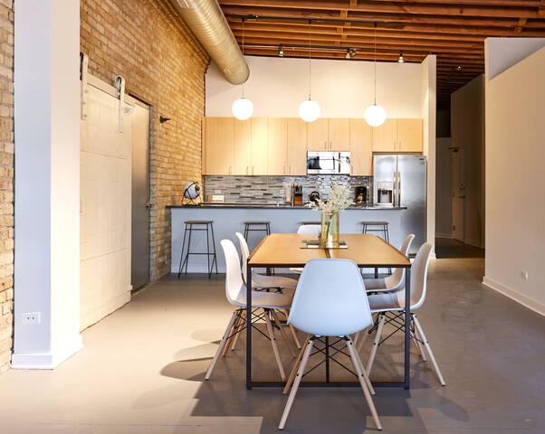 Designer 3BR Penthouse in Heart of Fulton Market gallery image 5