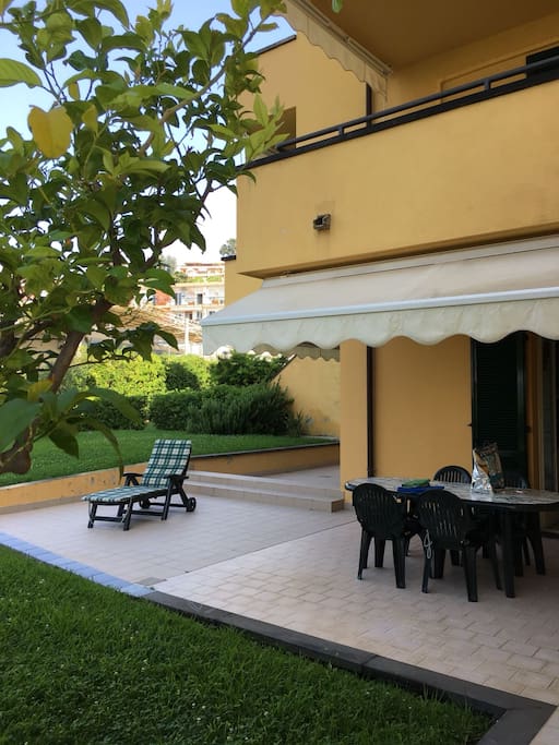 L'appartamento ha 3 ampie terrazze e giardino con sole fino a tarda sera.
Tavolo e sedie per pranzare e cenare in terrazza.