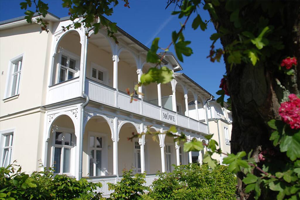 Die Außenansicht des Haus Möwe im Ostseebad Sellin auf Rügen.
