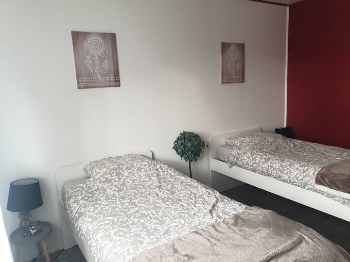 חדר שינה שני עם 2 מיטות יחיד בגודל 90*190 ס"מ. בהיר מאוד במהלך היום. לא התעלמו .