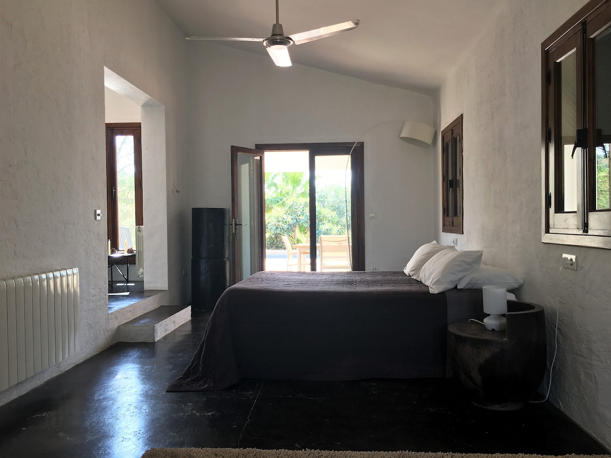 ห้องนอนใหญ่ที่เข้าถึงสระว่ายน้ำและลานระเบียงได้โดยตรง