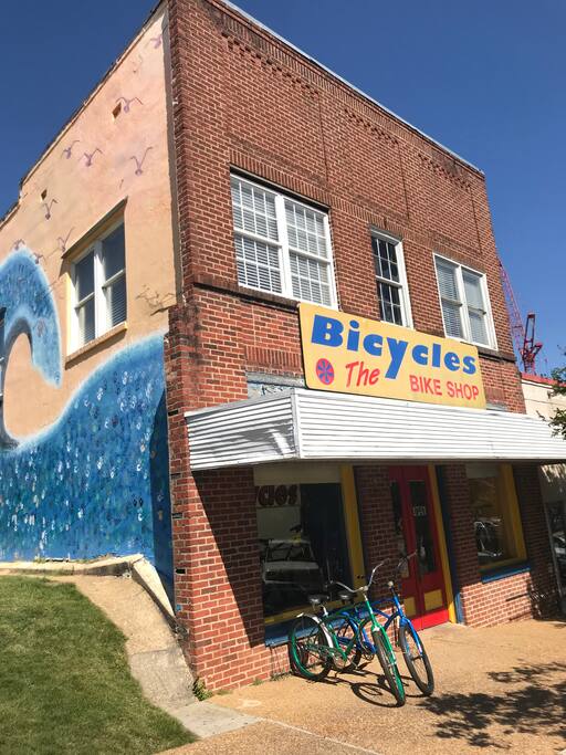 147 North College Street - above The Bike Shop (two external entrances to upstairs apartments)
