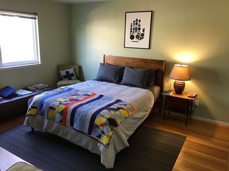 Queen size bed with 4 pillows. We do have an Aerobed, we can pull out and inflate for additional guests that might want to stay with you.