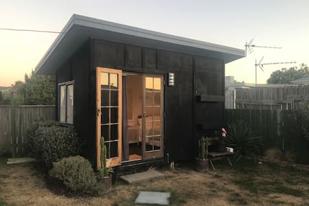 Sunny private cabin in Petone