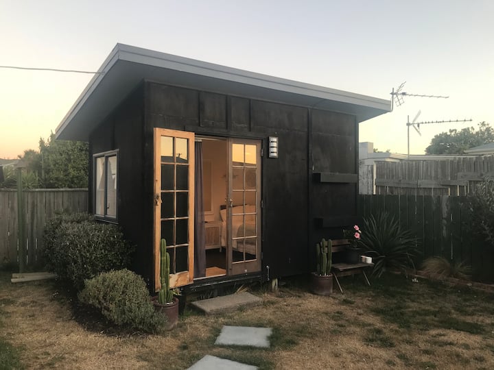 Sunny private cabin in Petone