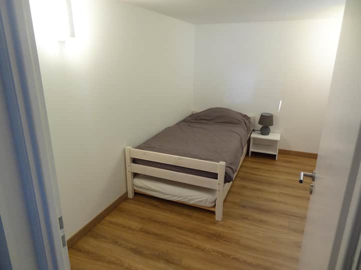 Spálňa so samostatnou posteľou alebo vyvýšenou posteľou