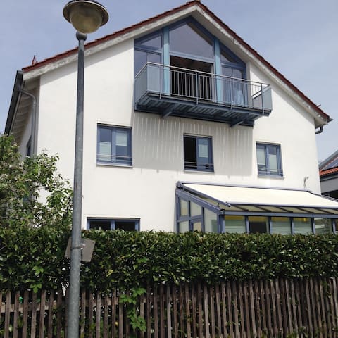 Schönes, helles Zimmer in ruhiger Lage