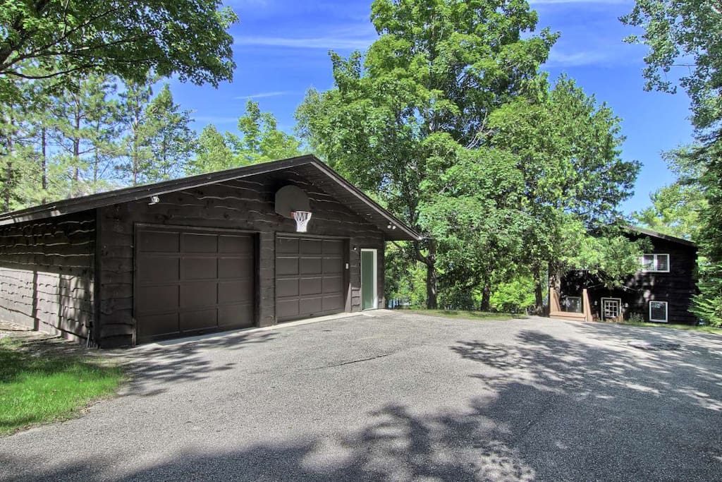 Garage at the top of the property has a basketball net outside with foosball, air hockey and seating inside...also, 2 mtn. bikes but bring your own helmets.