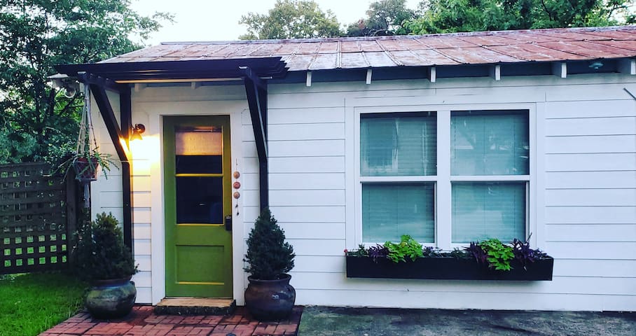 COZY COTTAGE IN HISTORIC SUMMERVILLE DISTRICT