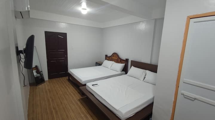 الغرفة C الطابق الثاني

الغرفة الرابعة 4 أشخاص مع حمام خاص دش ساخن واي فاي نتفليكس AC