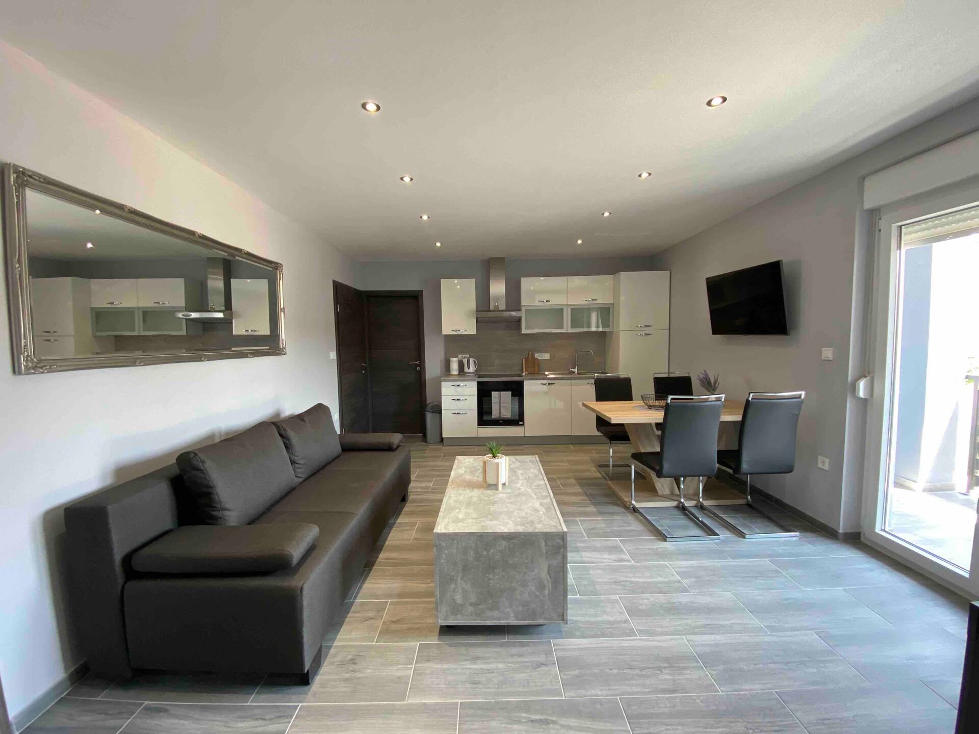 Spacious 2-bedroom apartment with large terrace