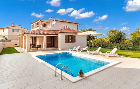 Villa Mia  (saltwater pool and nice garden)