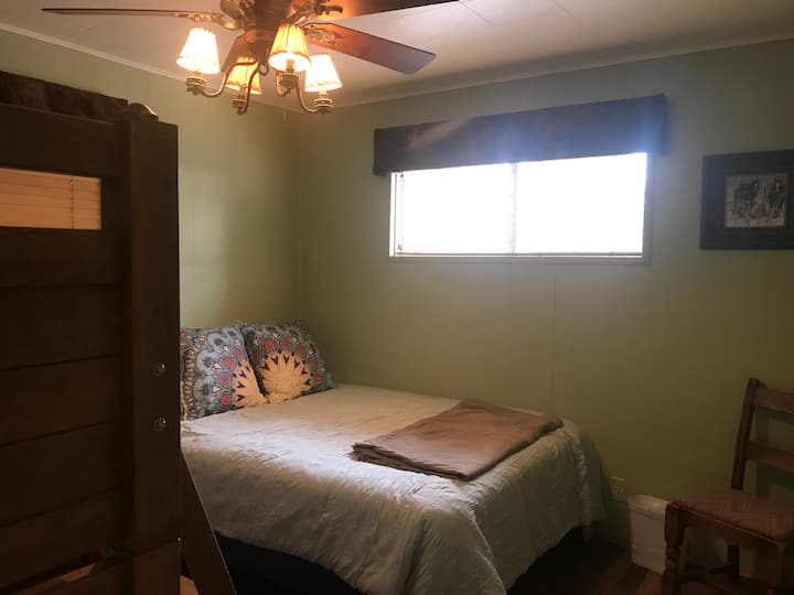 Ez az a hálószoba, amely queen méretű ággyal és emeletes ágyakkal rendelkezik.