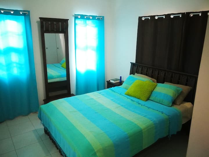 Chambre principale avec climatisation et sa propre salle de bain. 