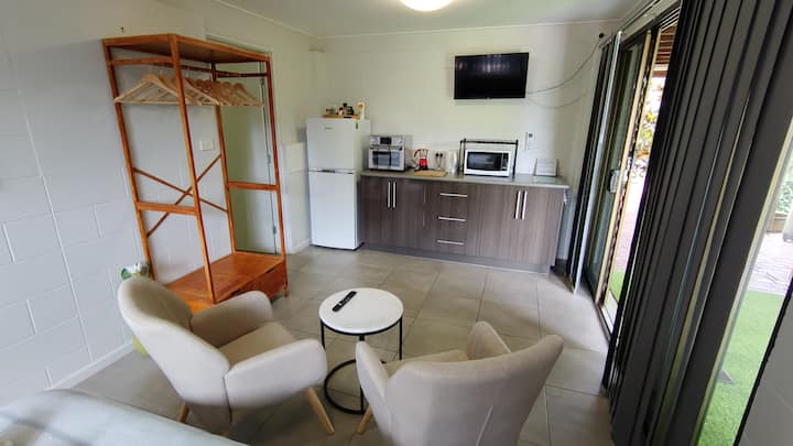 Self-contained 1-bedroom With Bathroom & Pool - Cairns