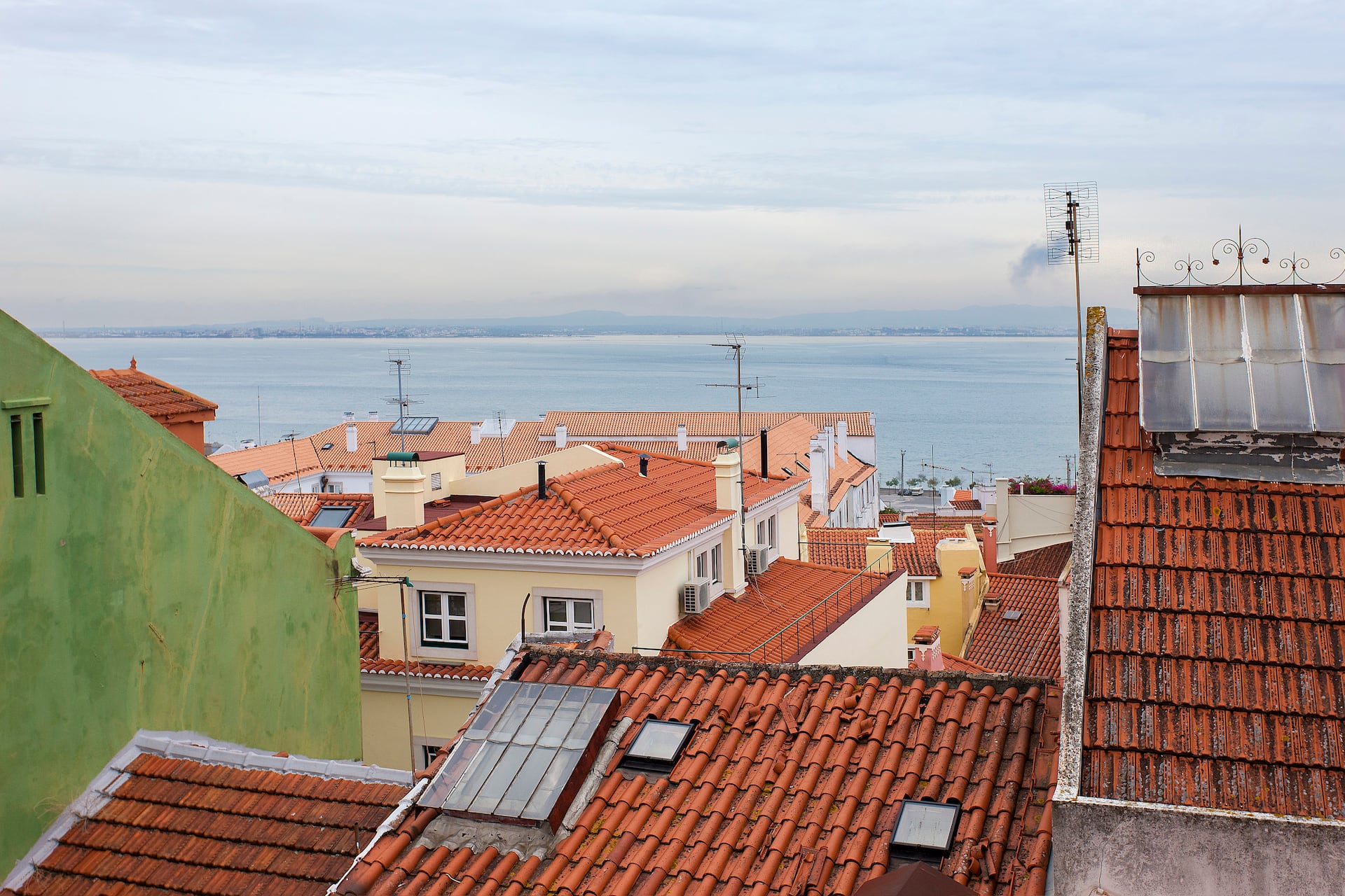 Lovely with River View in Typical Neighborhood