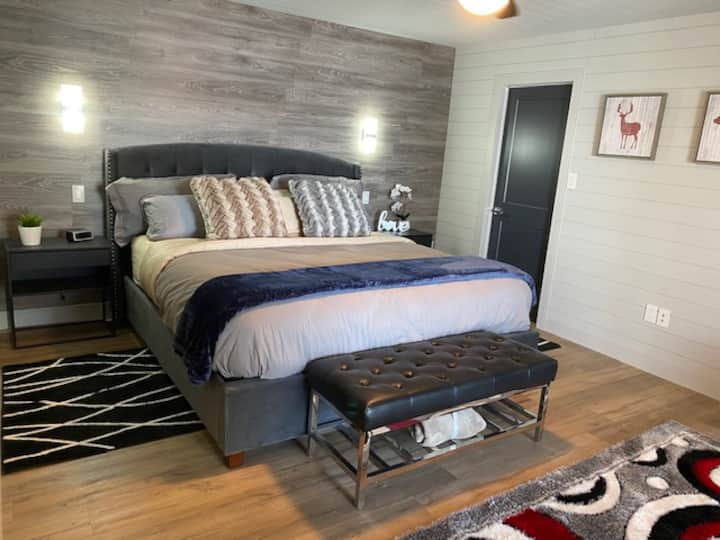 Chambre principale avec placard et salle de bain attenante
