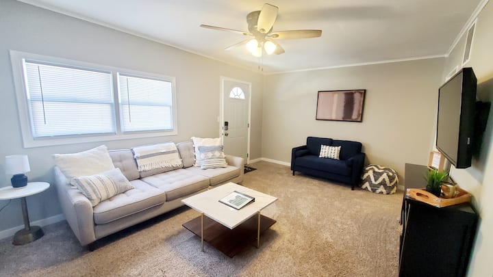 Comfy Cotner: Modern Home W/ King Bed & Queen Bed - ネブラスカ州