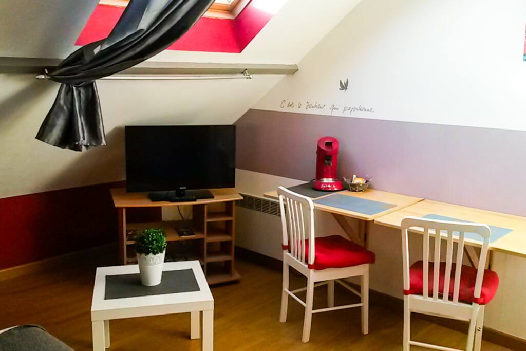 Un espace salon séjour agréable et fonctionnel.