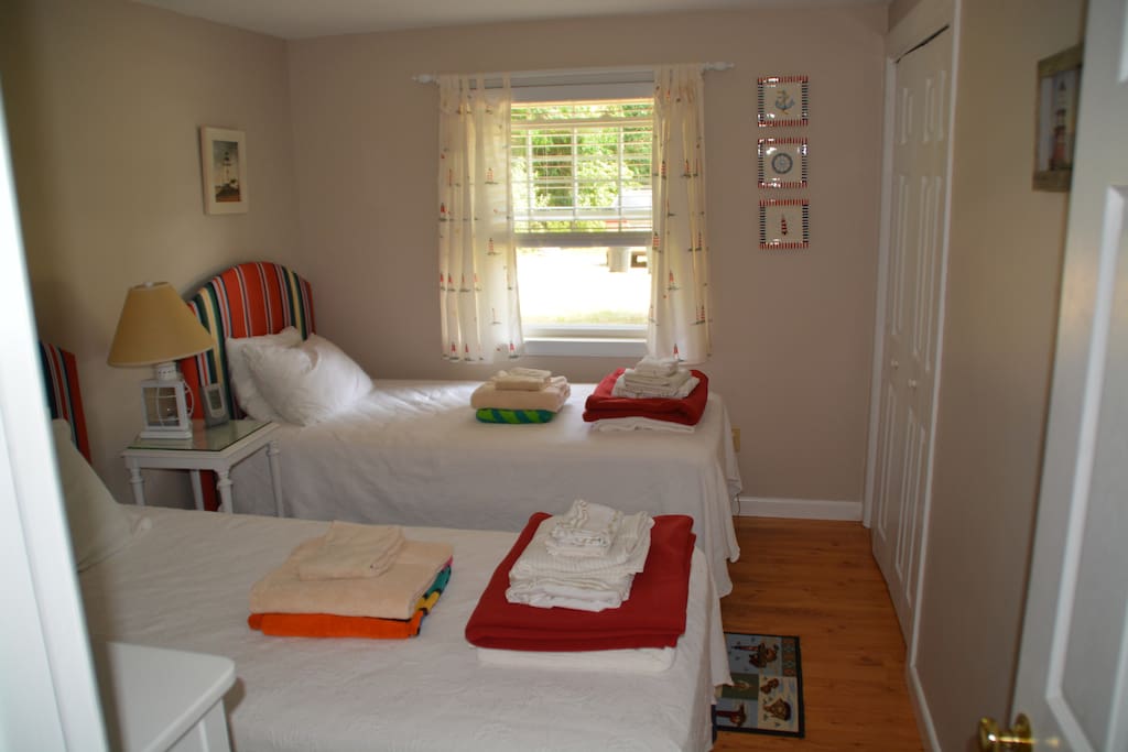 Bedroom with 2 twin beds