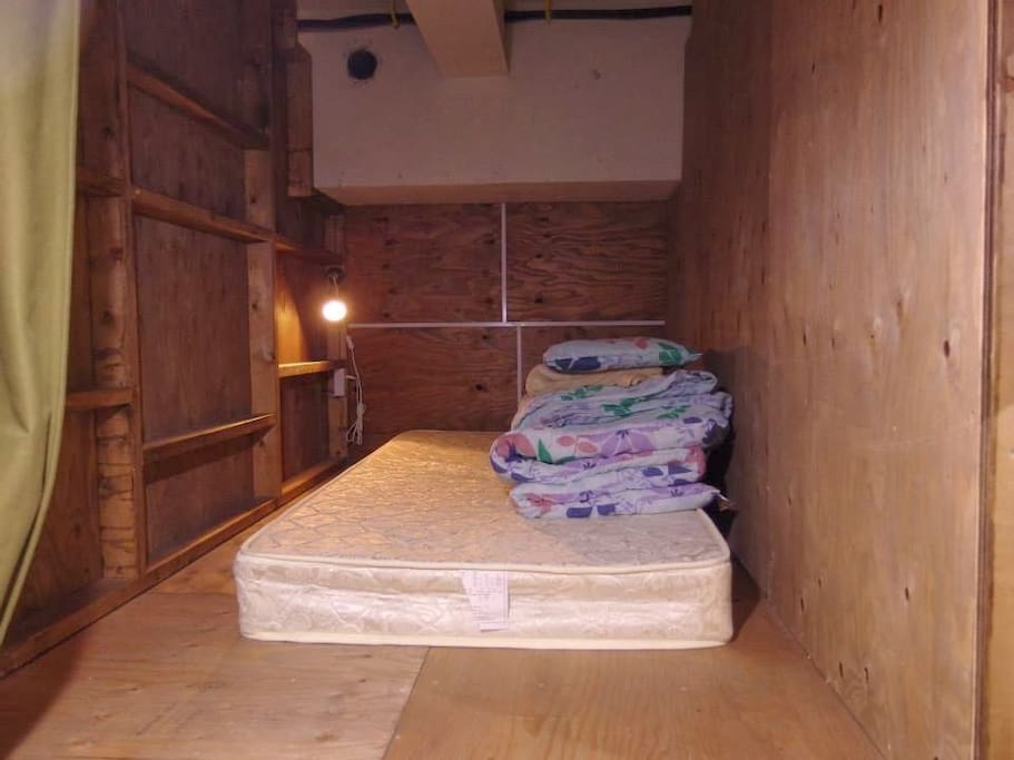 ベッドルーム / Bed Room
ベッドはマットプラスαのスペースで間仕切りがあり、寝台列車の様な小部屋になっています
Bed space has walls to separate the area.