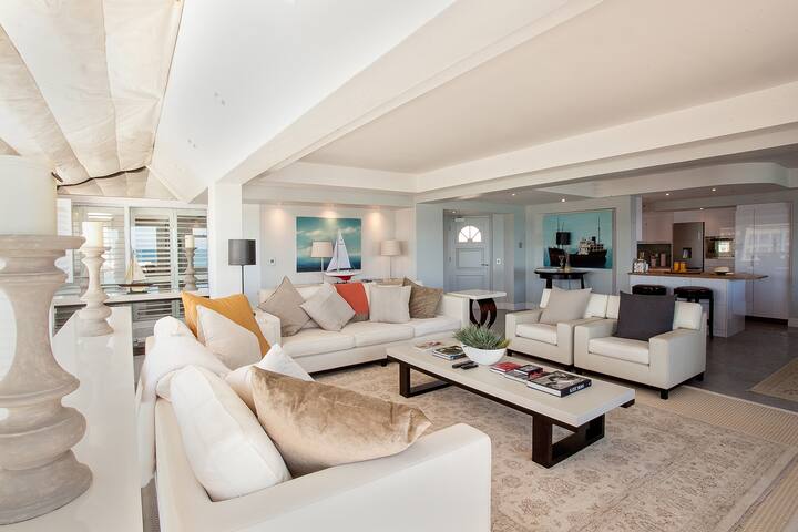 Spacious luxury apartment with infinite sea views gallery image 4